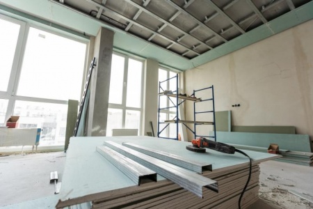 L'effet métal en décoration, astuces pour créer une ambiance industrielle chic